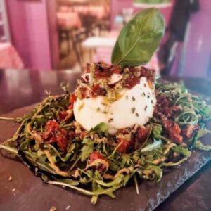 Burrata con Tomate Seco, Alcaparra y Rucula - Mamma Mía Burrata